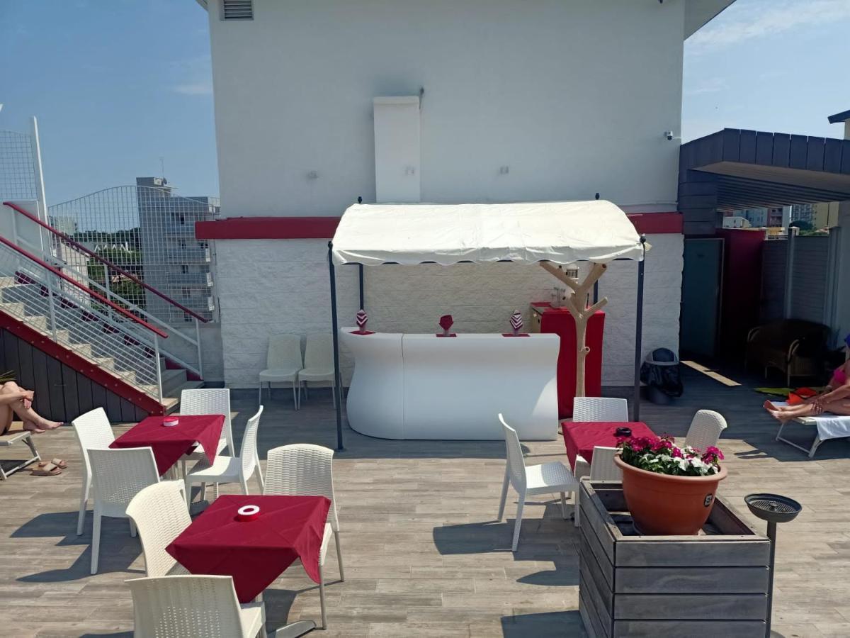 Hotel Vienna Lignano Sabbiadoro Exteriör bild