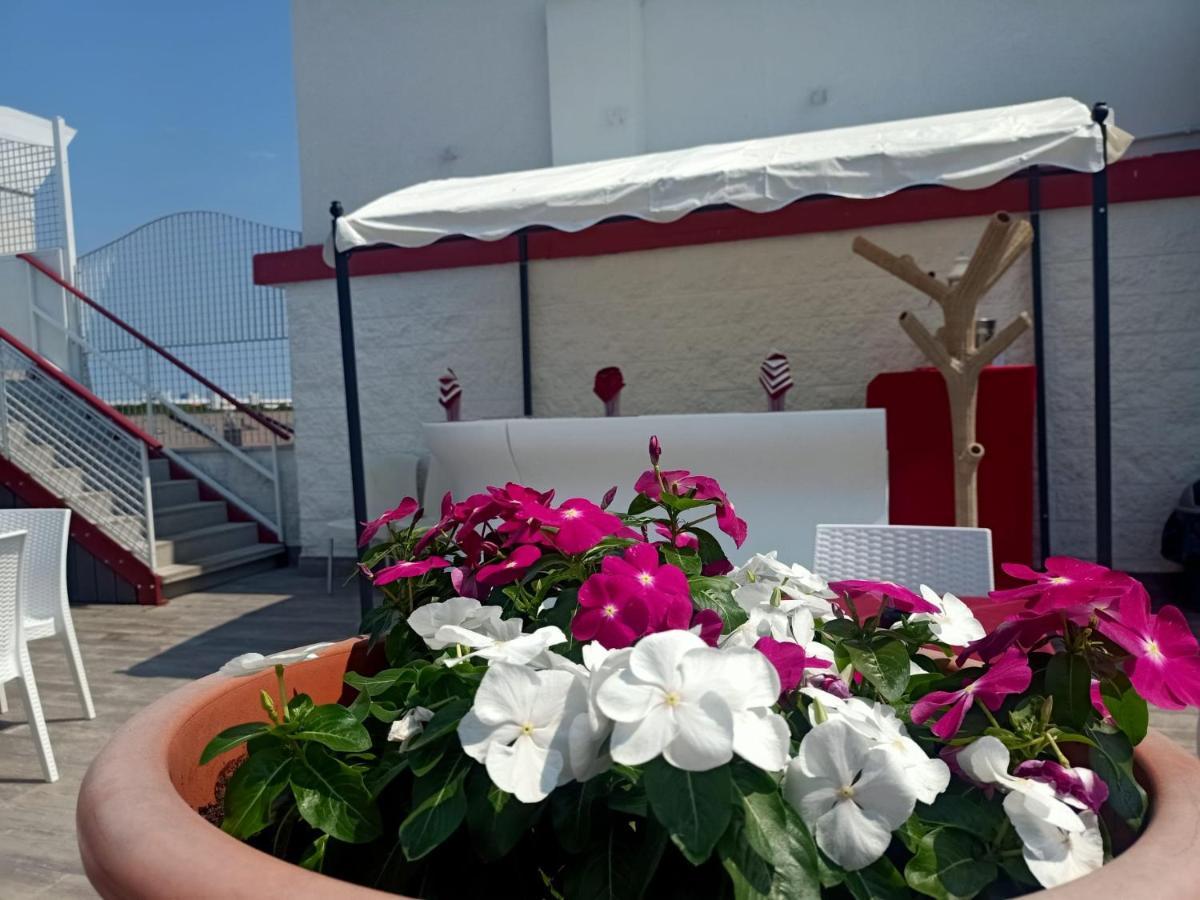 Hotel Vienna Lignano Sabbiadoro Exteriör bild
