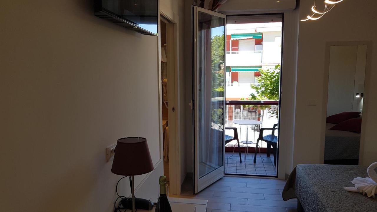 Hotel Vienna Lignano Sabbiadoro Exteriör bild