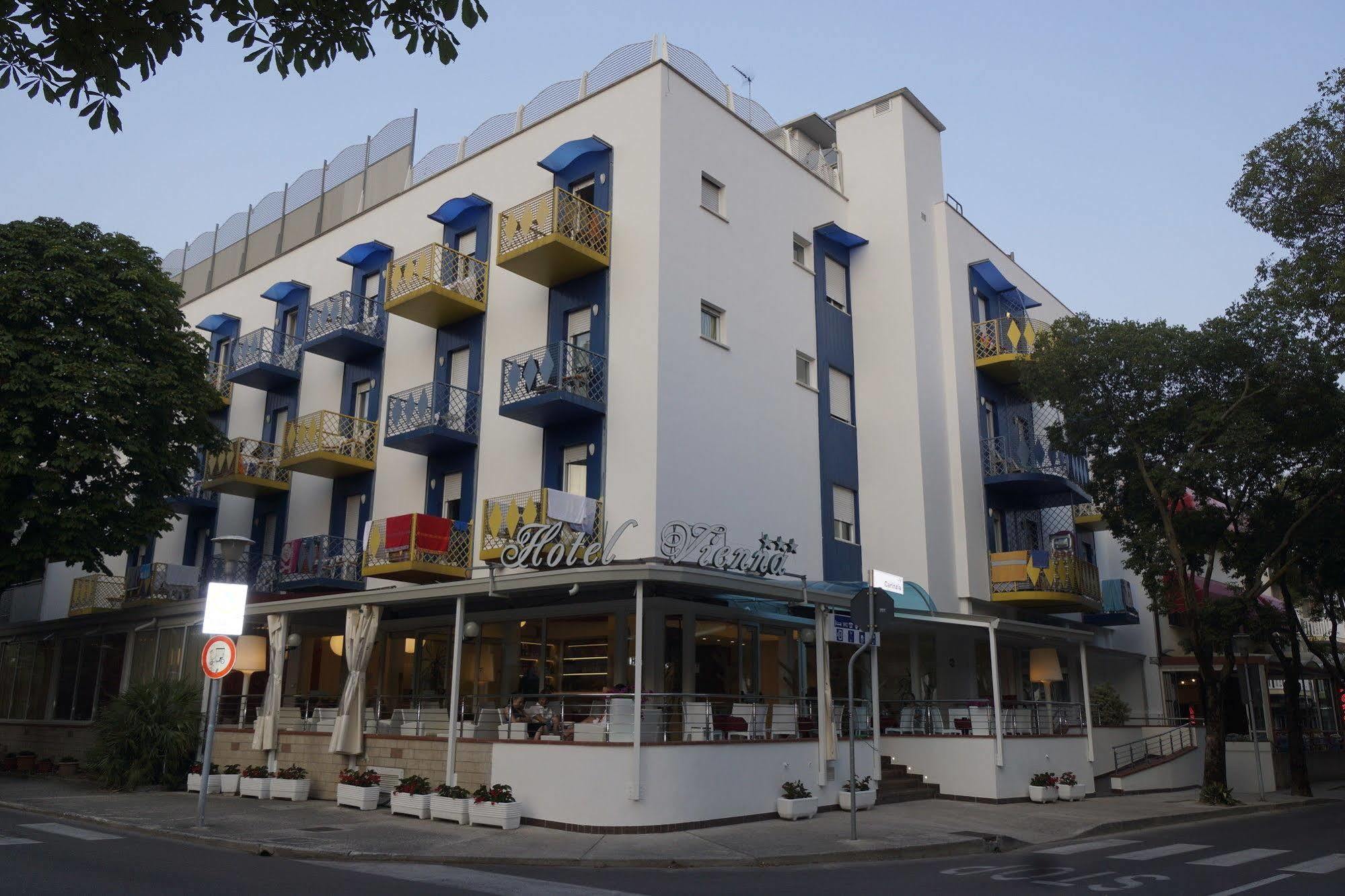 Hotel Vienna Lignano Sabbiadoro Exteriör bild