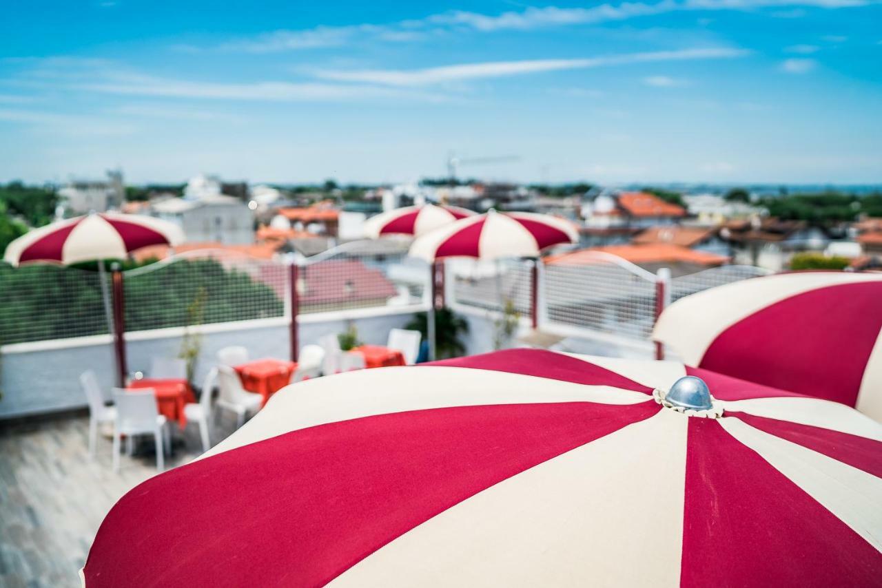 Hotel Vienna Lignano Sabbiadoro Exteriör bild